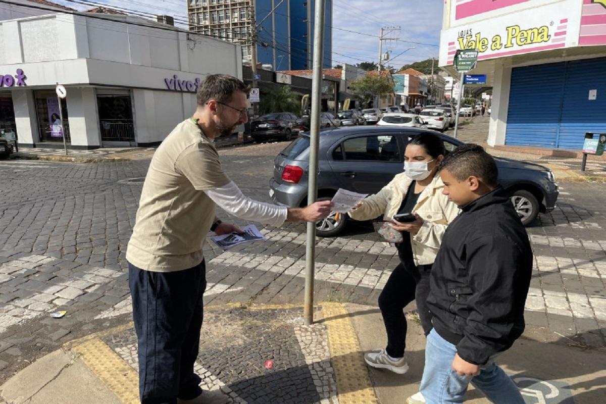 Prefeitura realiza panfletagem da campanha “Não dê esmolas, dê um recomeço”
