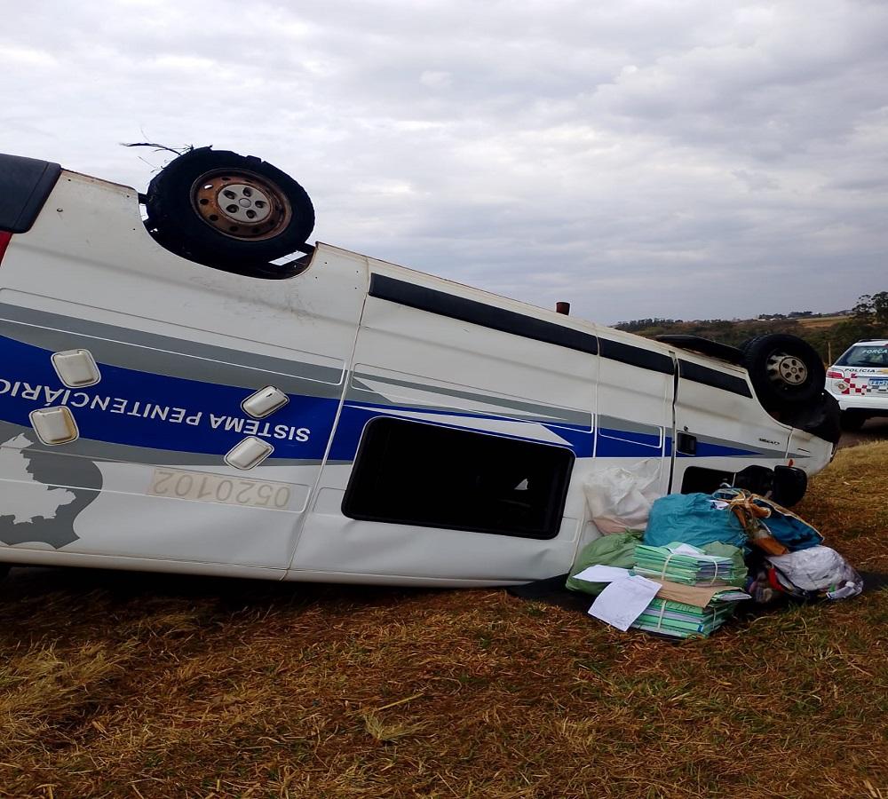 VEÍCULO QUE CONDUZIA 08 DETENTOS CAPOTA NA RODOVIA ANHANGUERA EM ARARAS SP