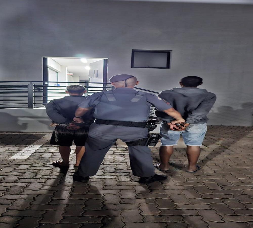 DOIS INDIVÍDUOS SÃO PRESOS EM FLAGRANTE EM LEME SP