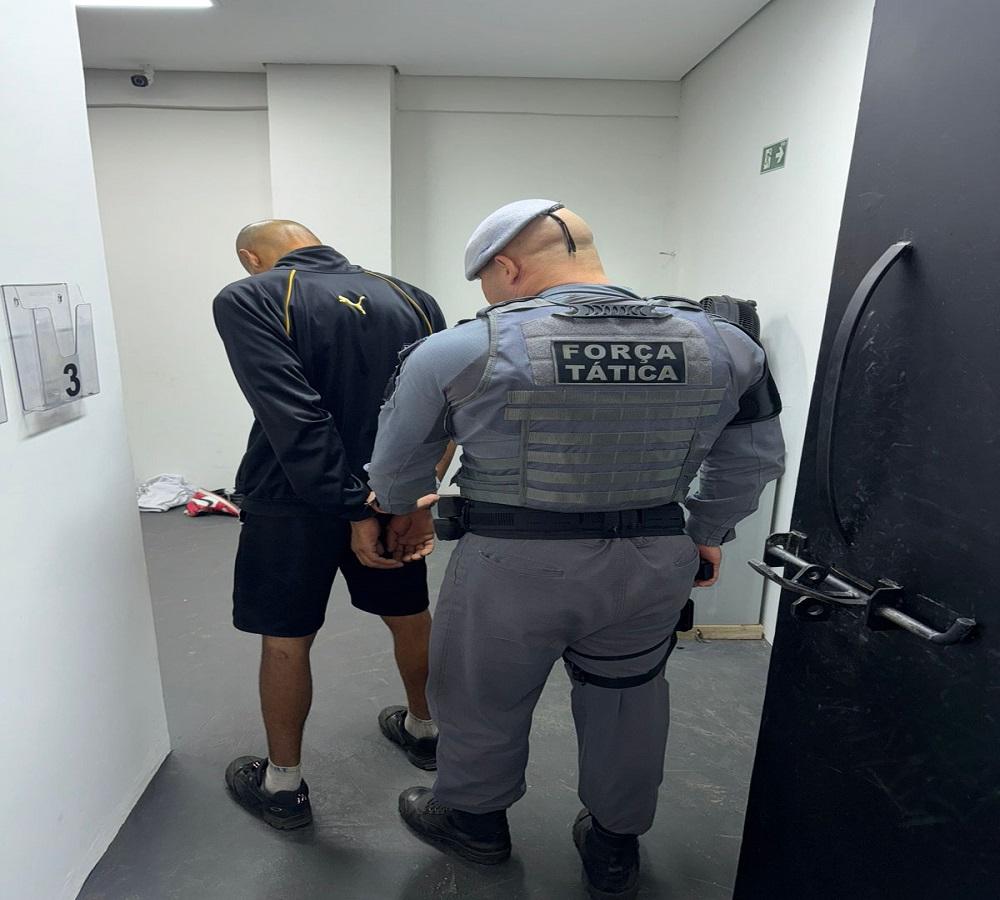 FORÇA TÁTICA PRENDE HOMEM POR TRÁFICO DE DROGAS NO JARDIM PRIMAVERA