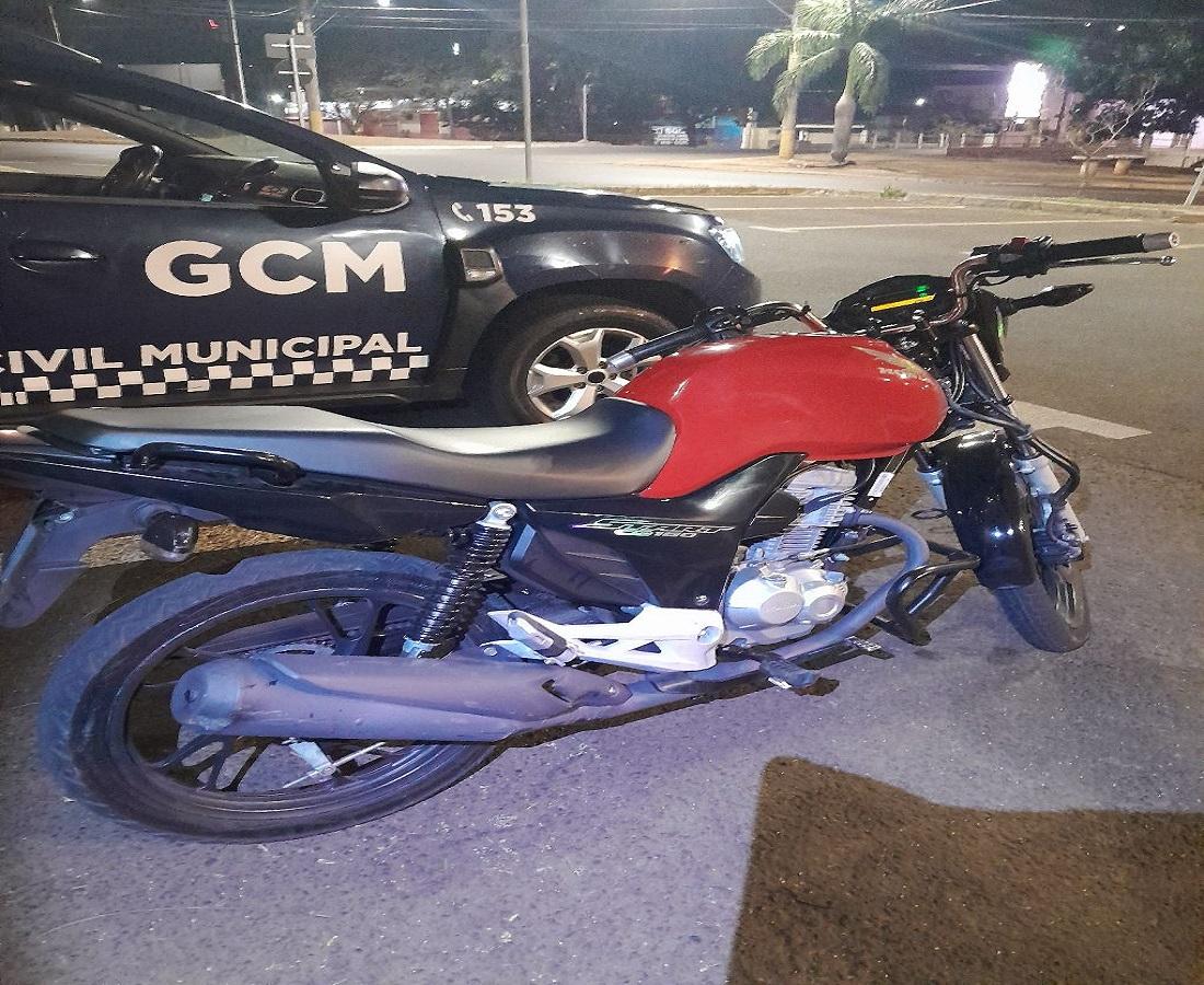 GCM DE ARARAS APREENDE MOTOCICLETA APÓS FLAGRAR MENOR PRATICANDO MANOBRAS PERIGOSAS NA ZONA LESTE EM ARARAS SP