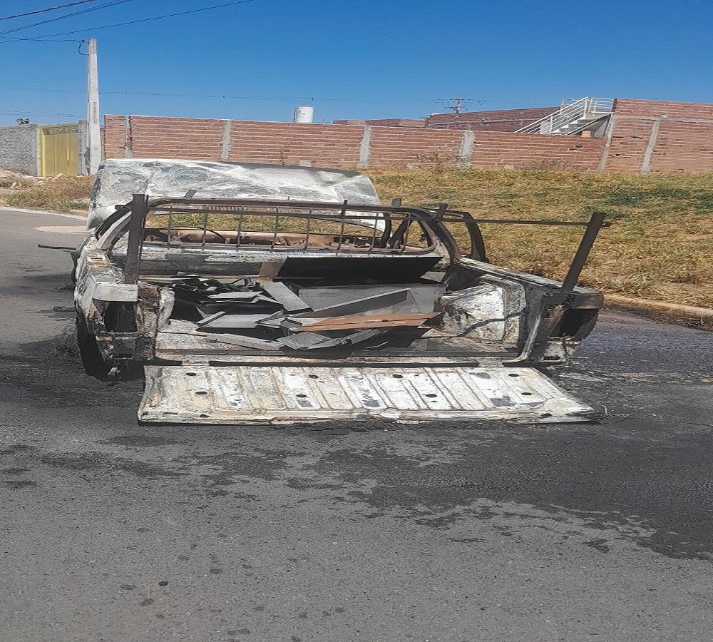 GCM DE ARARAS PRESTA APOIO AO CORPO DE BOMBEIROS EM CASO DE VEÍCULO INCENDIADO NA ZONA NORTE