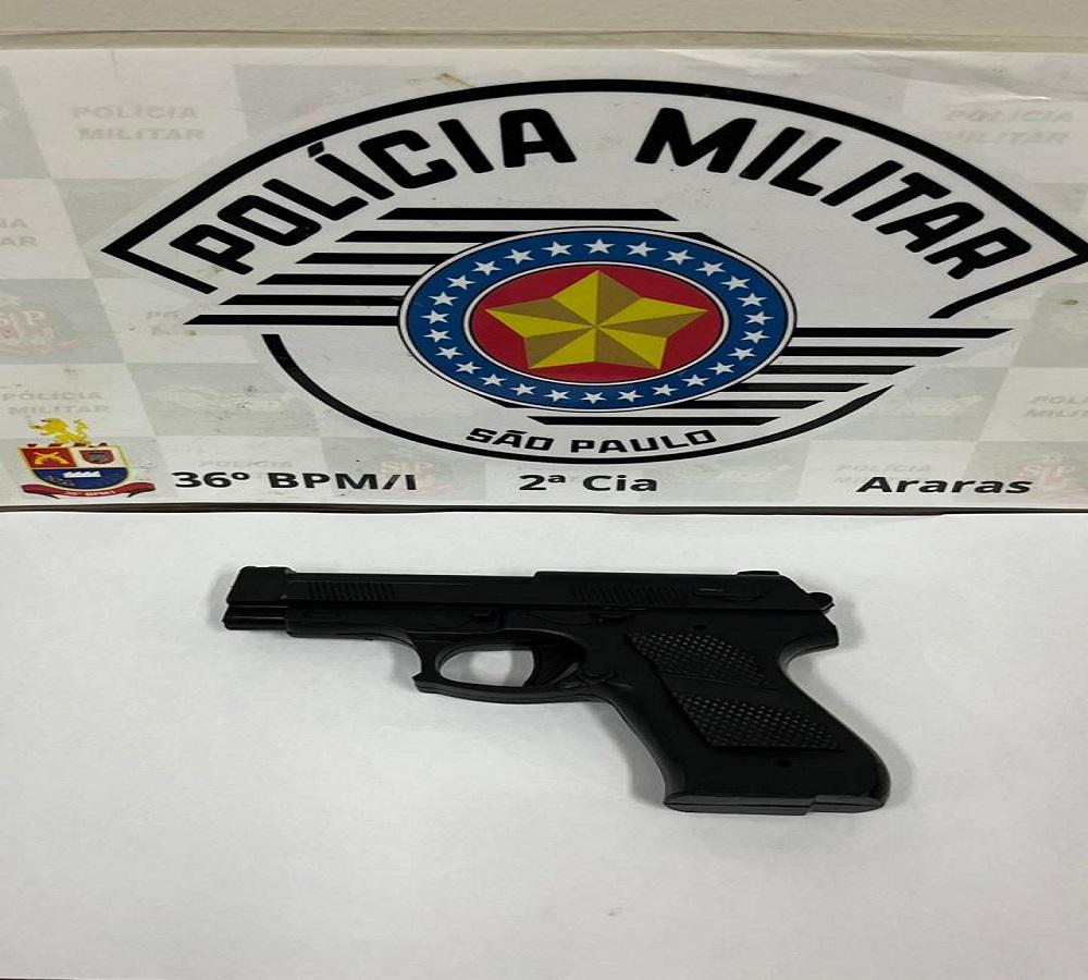 INDIVÍDUO É DETIDO PELA POLÍCIA MILITAR COM SIMULACRO DE ARMA DE FOGO NO CENTRO DE ARARAS SP