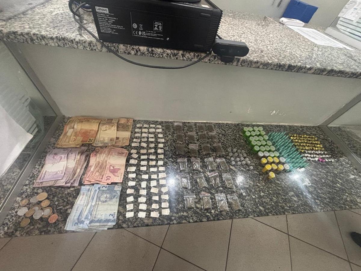 INDIVÍDUO É PRESO EM FLAGRANTE POR TRÁFICO DE DROGAS