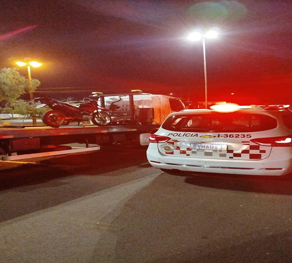 MOTORISTA USANDO DROGAS NA MOTOCICLETA É DETIDO PELA POLÍCIA MILITAR NO PQ. INDUSTRIAL EM ARARAS SP