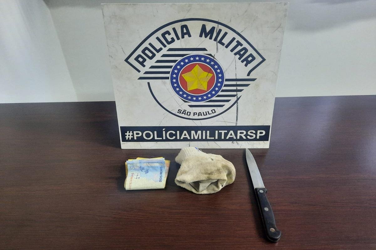 POLÍCIA MILITAR PRENDE MULHER EM FLAGRANTE POR TRÁFICO DE DROGAS NO JARDIM PRIMAVERA EM LEME SP