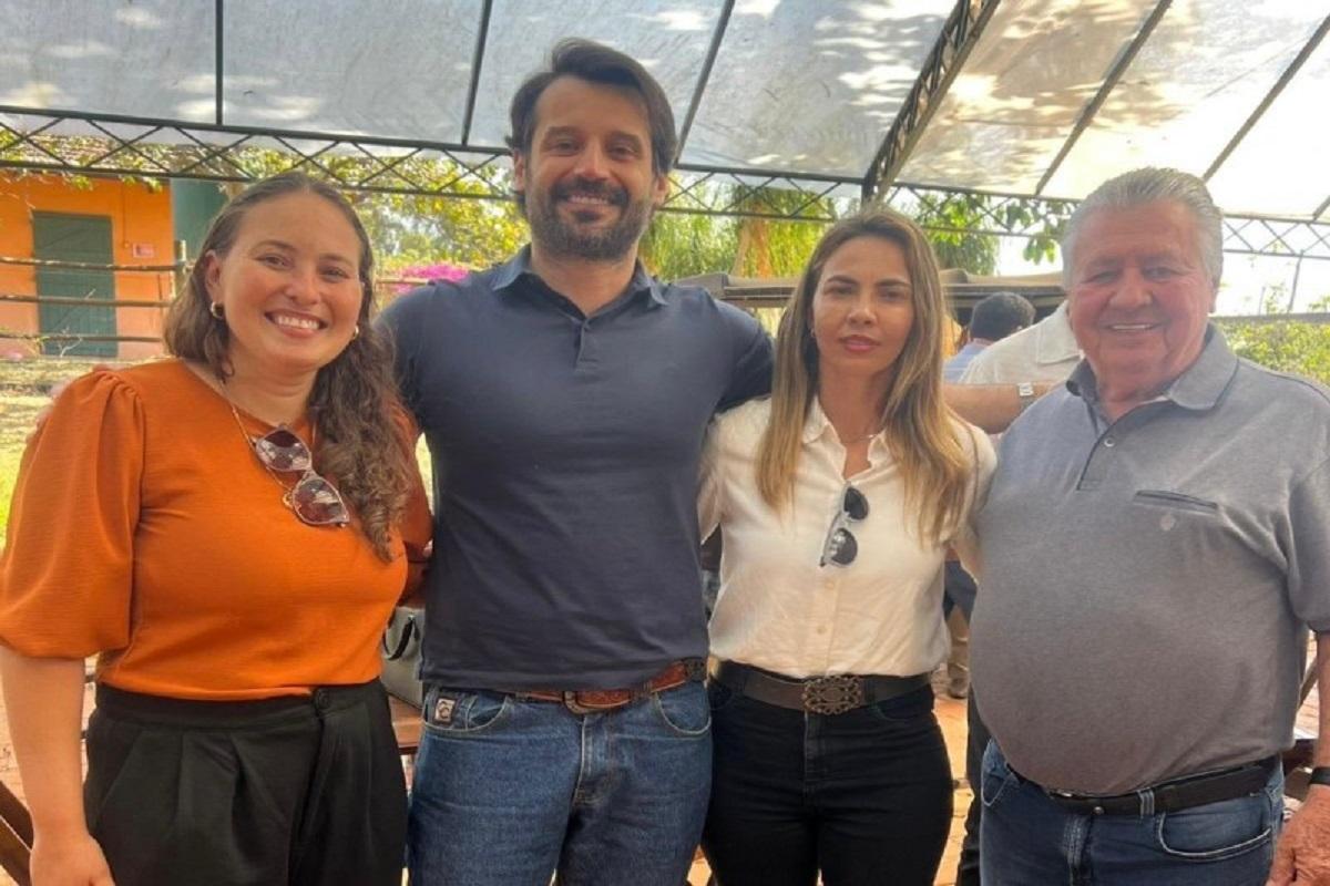 Prefeitura recebe rolo compactador do Governo do Estado