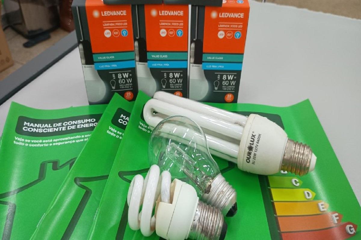 TROCA DE LÂMPADAS GRÁTIS; “Energia com Cidadania” acontece até sábado na Praça Jorge Assumpção