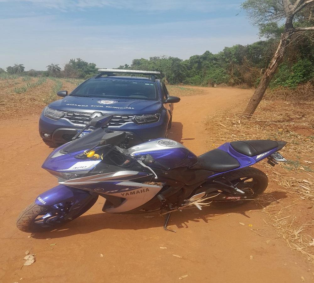 MOTOCICLETA ROUBADA É LOCALIZADA PELA GUARDA CIVIL MUNICIPAL EM ÁREA DE MATA EM ARARAS SP