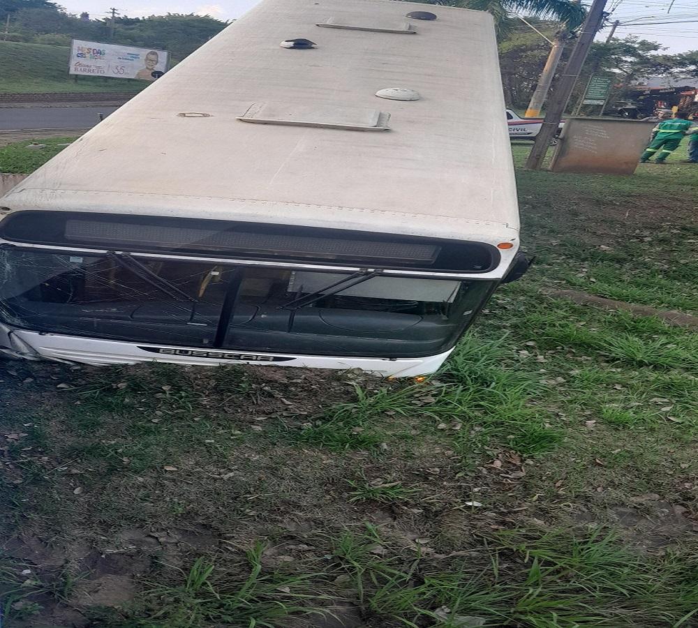 Ônibus cai no Ribeirão das Araras e mobiliza GCM, Polícia Militar, Bombeiros e Defesa Civil