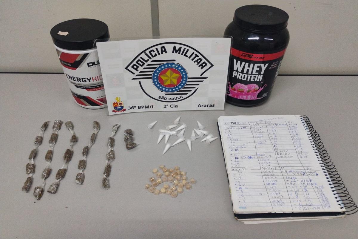 POLÍCIA MILITAR APREENDE DROGAS E MATERIAIS DE TRÁFICO EM RESIDÊNCIA NO PARQUE DAS ÁRVORES EM ARARAS SP