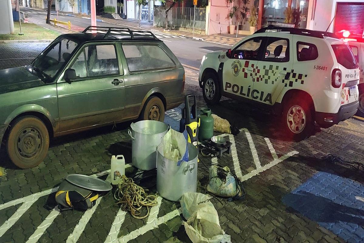 POLÍCIA MILITAR APREENDE VEÍCULO CARREGADO COM OBJETOS FURTADOS E ANIMAIS NA ZONA RURAL DE LEME
