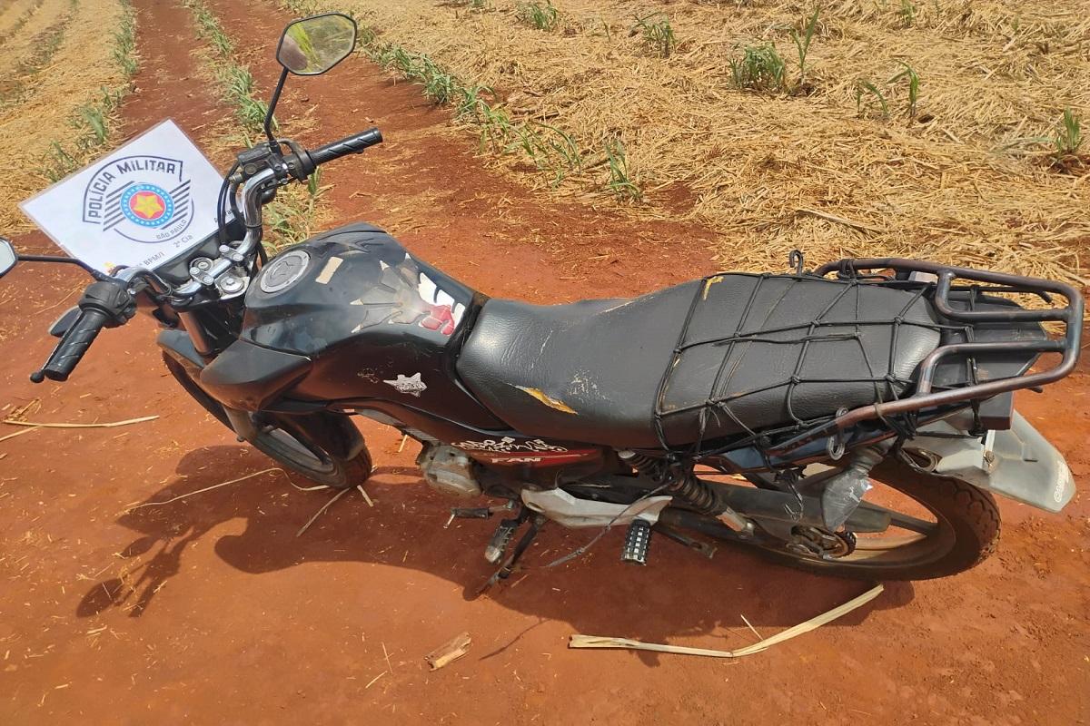 POLÍCIA MILITAR LOCALIZA MOTOCICLETA ROUBADA EM MEIO A CANAVIAL NA RODOVIA WILSON FINARDI, EM ARARAS