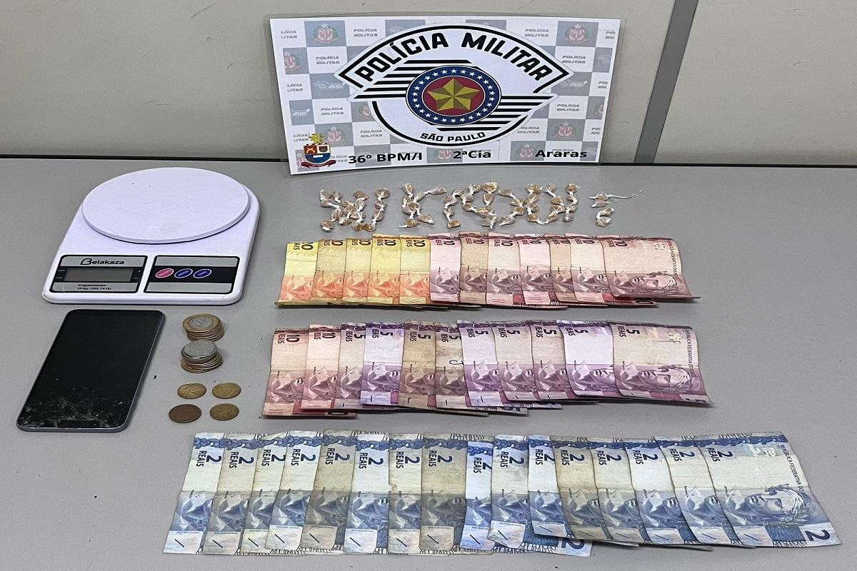 POLÍCIA MILITAR PRENDE DOIS HOMENS POR TRÁFICO DE DROGAS NO PARQUE INDUSTRIAL, EM ARARAS SP