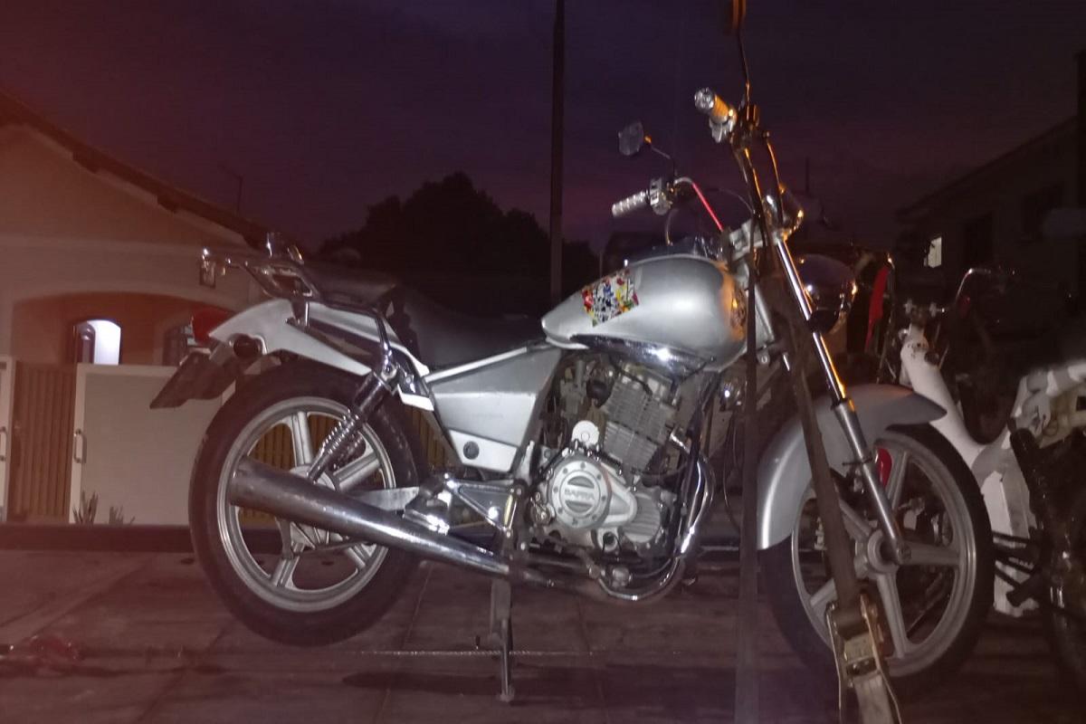 POLÍCIA MILITAR PRENDE MULHER POR ADULTERAÇÃO DE PLACA DE MOTOCICLETA NO CENTRO DE LIMEIRA SP