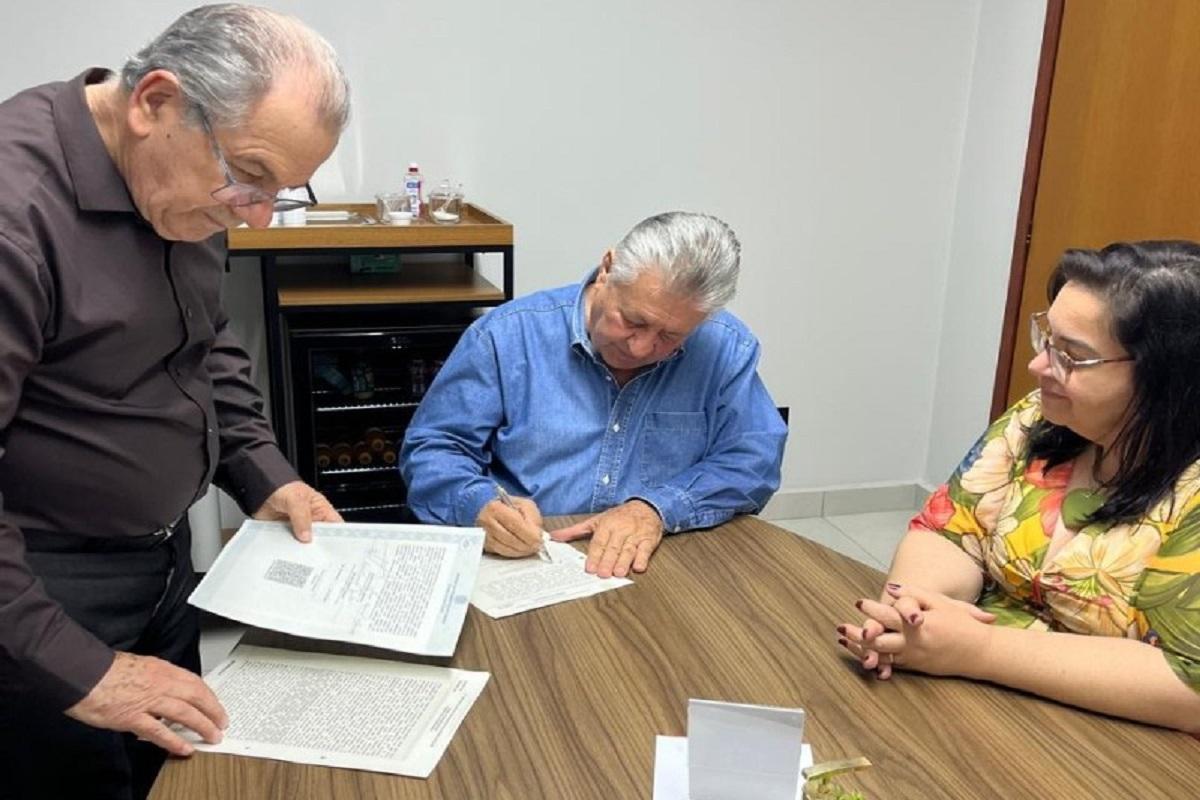 Prefeitura oficializa doação de terreno para construção de escola no Jd. Apolo
