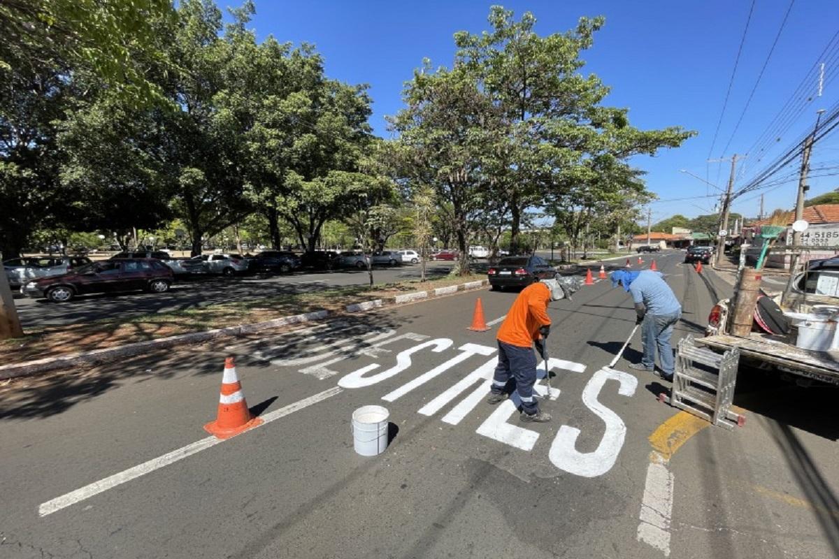 Prefeitura revitaliza sinalização horizontal do município