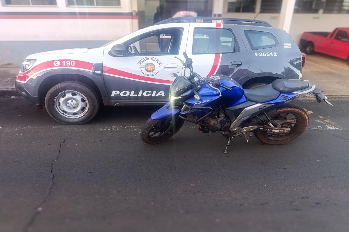 ADOLESCENTE E JOVEM SÃO IDENTIFICADOS E VEÍCULO É RECUPERADO EM IRACEMÁPOLIS