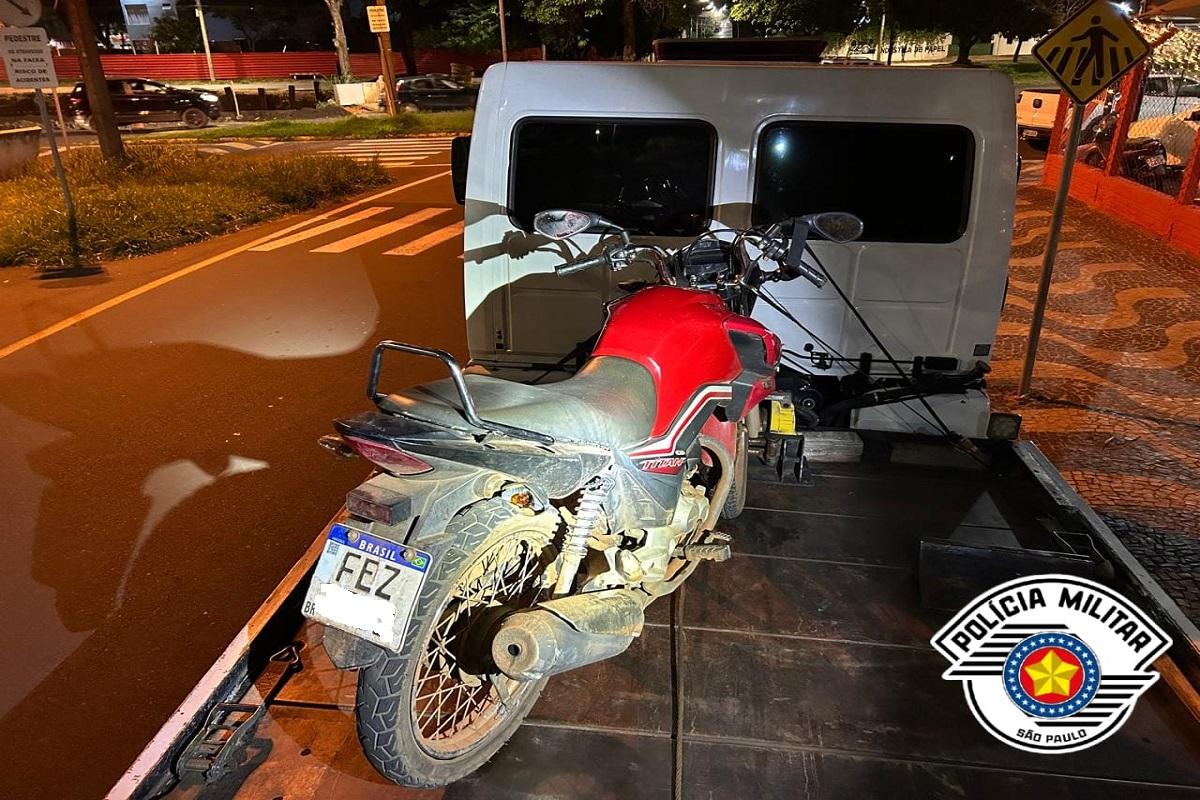 APÓS TENTATIVA DE FUGA, MOTOCICLETA É APREENDIDA EM ARARAS SP