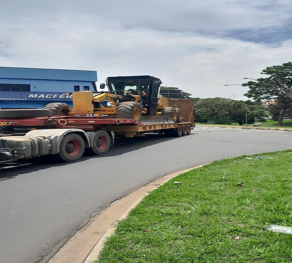 GCM PRESTA APOIO À DEFESA CIVIL APÓS CARRETA COM TRATOR ROMPER FIAÇÃO DE INTERNET E ENERGIA NO JARDIM BELVEDERE EM ARARAS SP