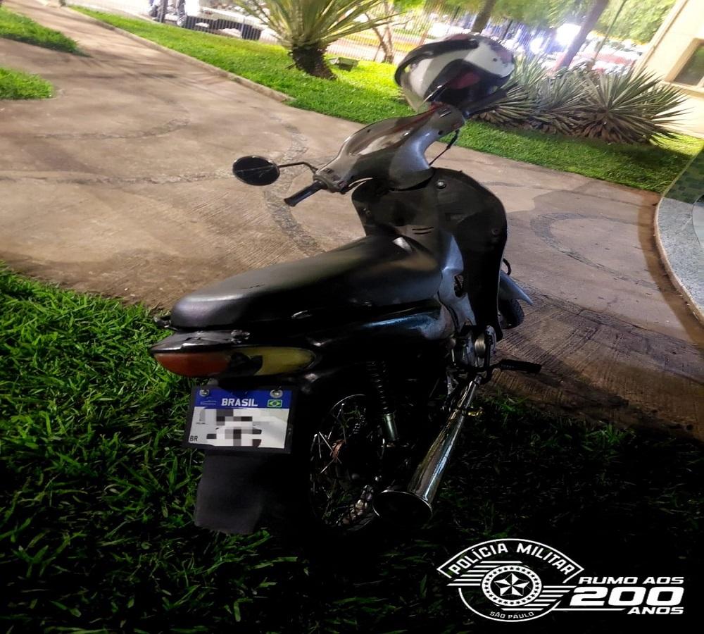 HOMEM COM DROGA E VEICULO ADULTERADO É DETIDO NO BAIRRO VILA LOBOS EM ARARAS SP