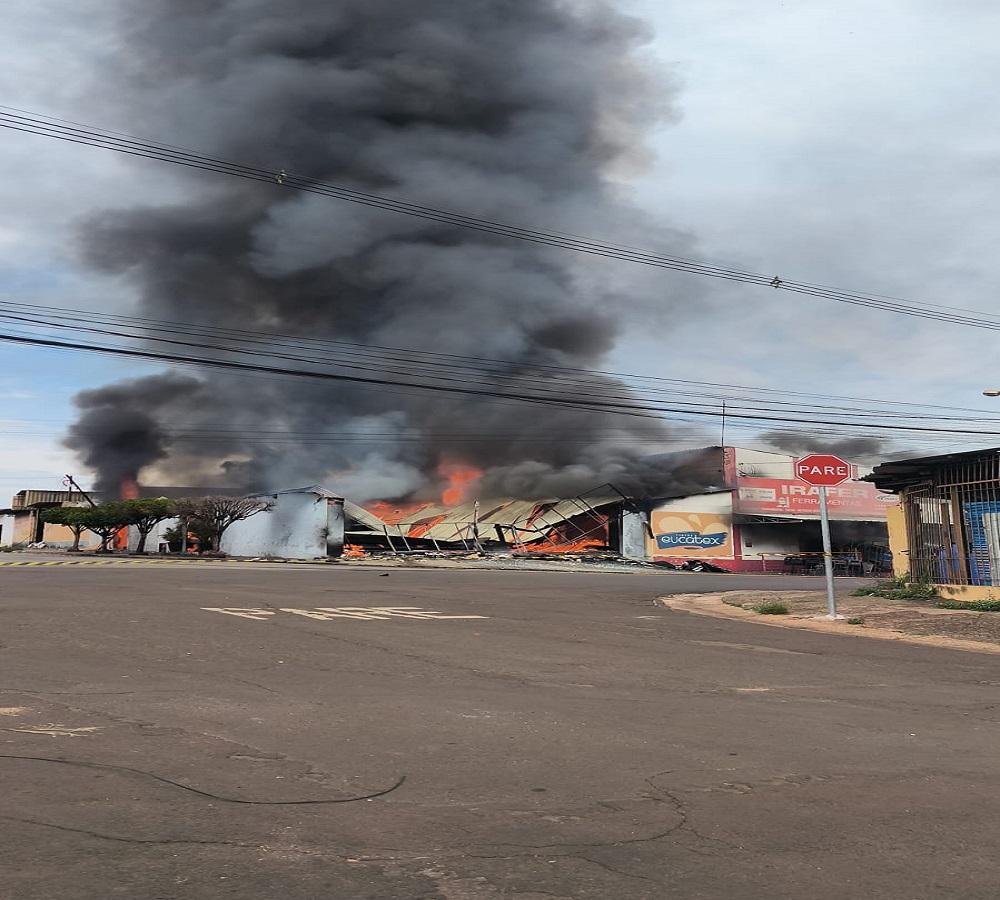 INCÊNDIO DE GRANDES PROPORÇÕES ATINGE COMÉRCIOS EM IRACEMÁPOLIS SP