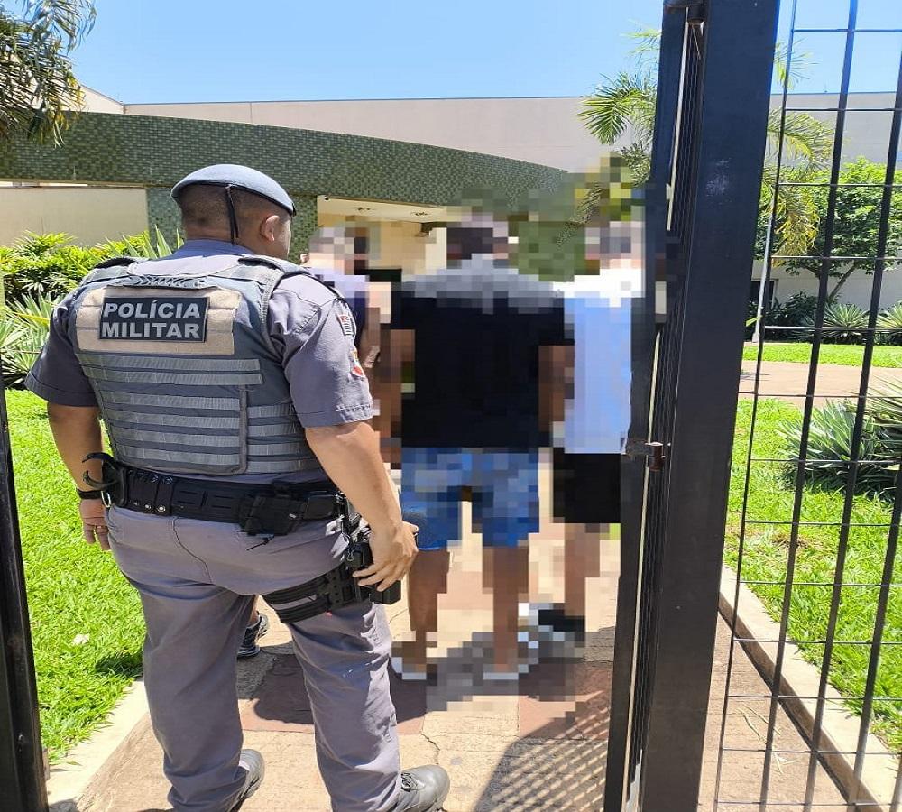 POLÍCIA MILITAR APREENDE CHAVE MIXA COM ADOLESCENTES NAS PROXIMIDADES DE ESCOLA EM ARARAS SP
