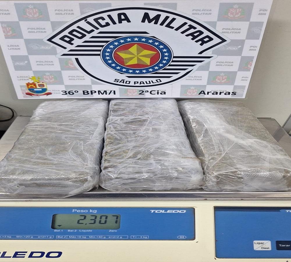 POLÍCIA MILITAR APREENDE TRÊS TIJOLOS DE MACONHA APÓS PERSEGUIÇÃO EM ARARAS SP