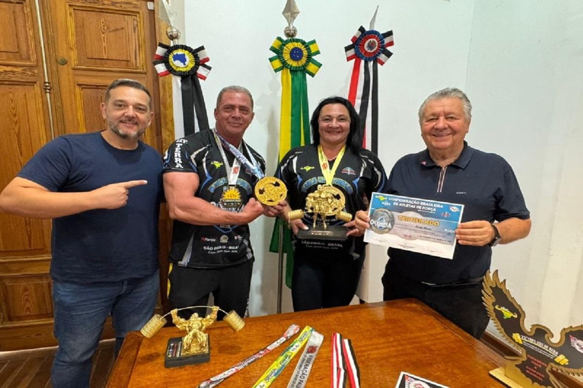 Prefeito recebe visita de campeões mundiais de powerlifting
