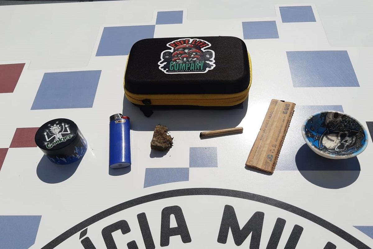 USUARIO DE DROGAS É FLAGRADO PELA POLÍCIA MILITAR DURANTE OPERAÇÃO IMPACTO EM PIRASSUNUNGA SP