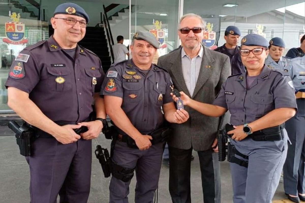 PM de Araras recebe duas novas viaturas para patrulhamento