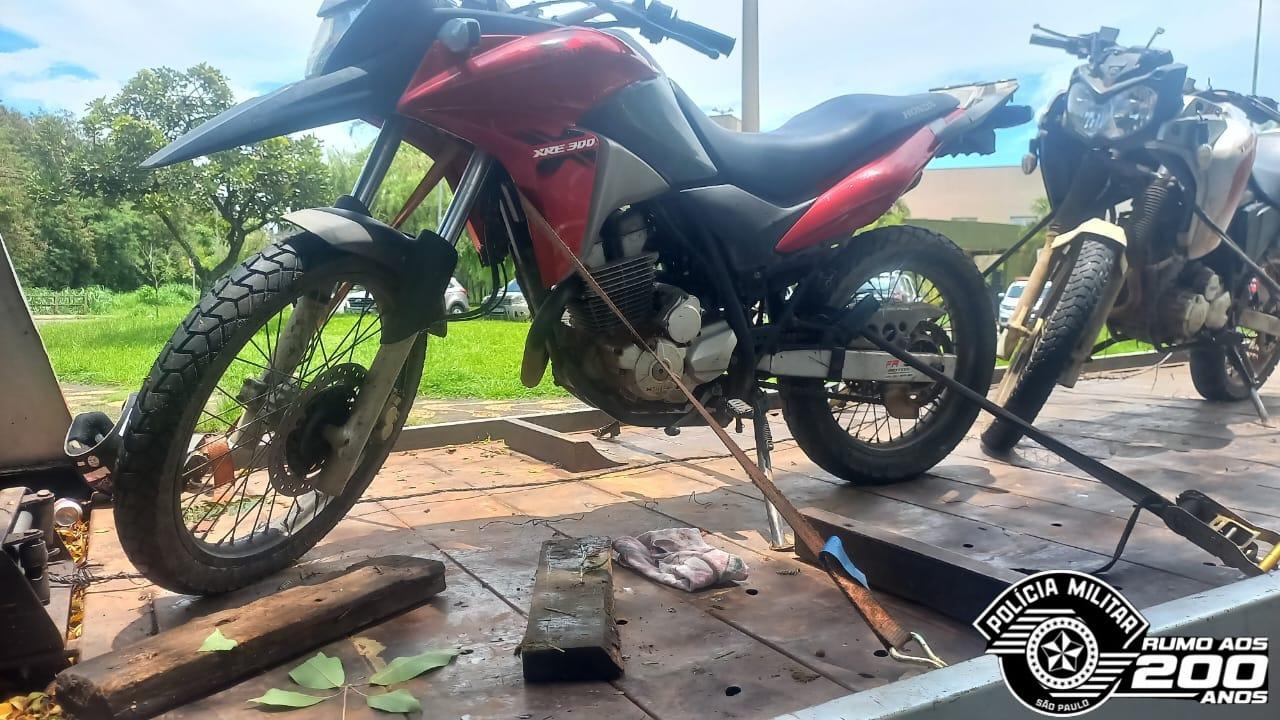 POLÍCIA MILITAR APREENDE DOIS MENORES COM MOTOS ROUBADAS EM ARARAS SP