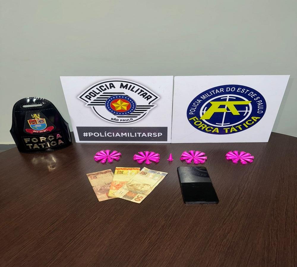 FORÇA TÁTICA PRENDE INDIVÍDUO POR TRÁFICO DE DROGAS EM LEME SP