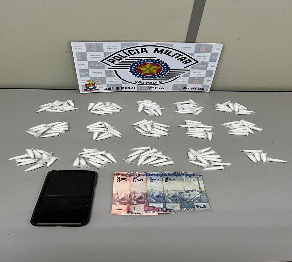 HOMEM É PRESO POR TRÁFICO DE DROGAS NA ZONA LESTE EM ARARAS SP