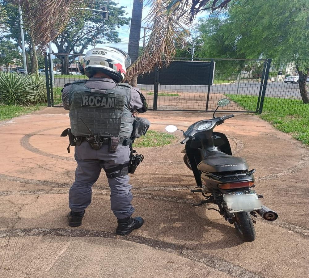 POLÍCIA MILITAR FLAGRA MOTOCICLETA COM SINAIS ADULTERADOS NA ZONA LESTE DE ARARAS SP
