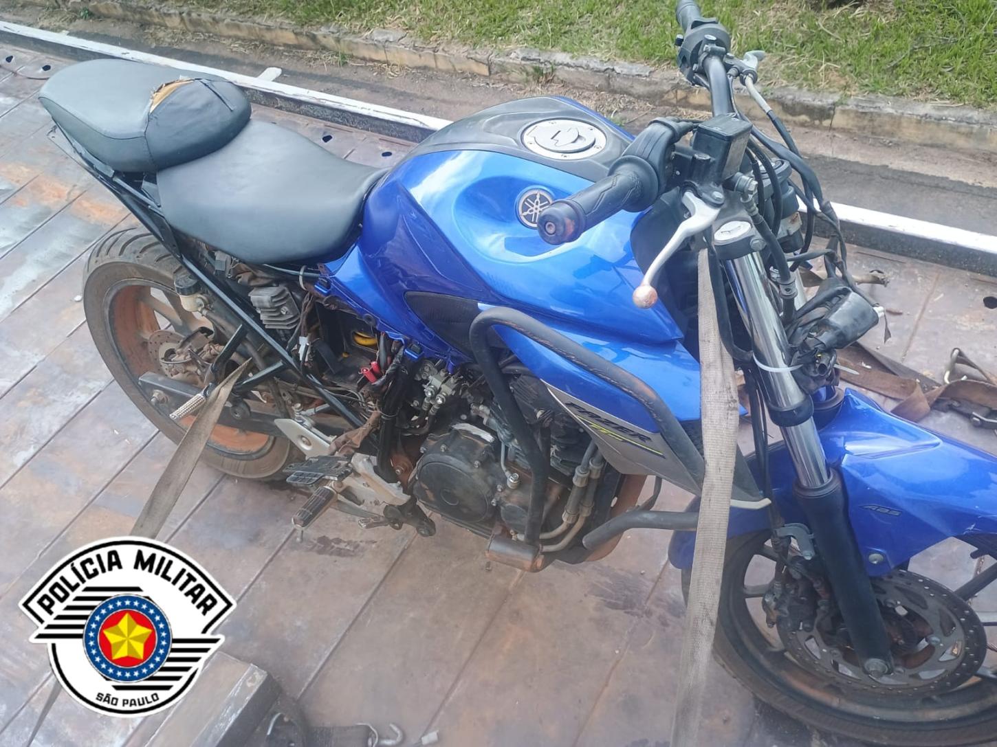POLÍCIA MILITAR LOCALIZA MOTOCICLETA ADULTERADA EM BARRACÃO DESATIVADO EM ARARAS