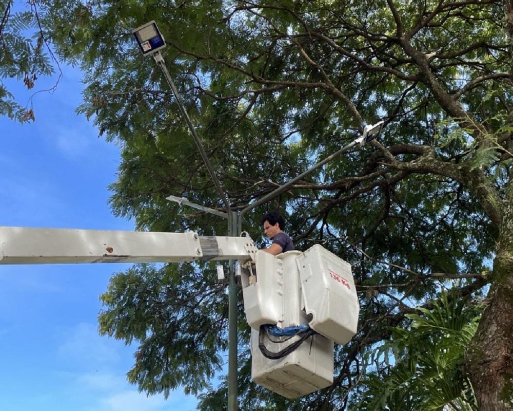Prefeitura realiza troca de lâmpadas por LED na Praça Jornalista Mamede de Souza
