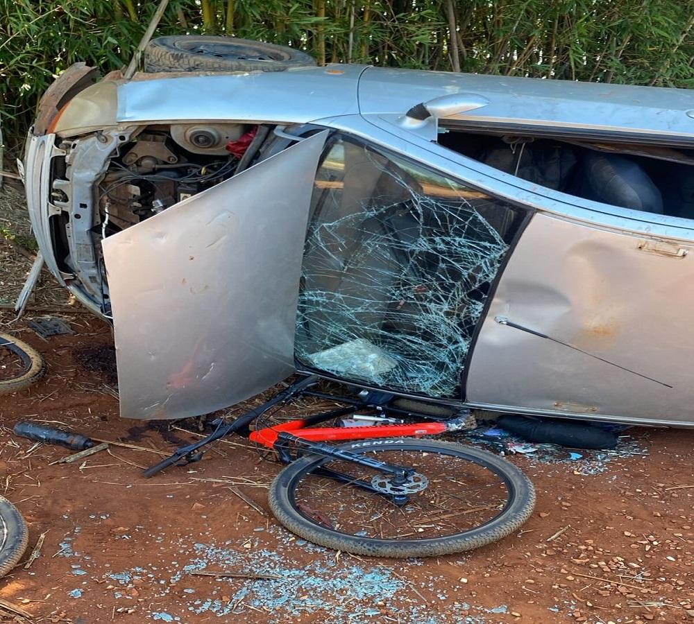 Quatro ciclistas ficam feridos após atropelamento na Estrada Luís Buzolin, em Araras