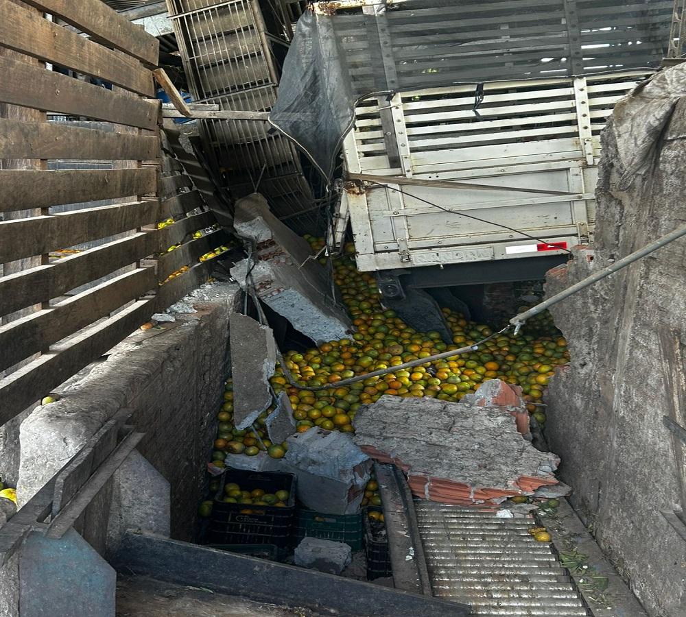 TRABALHADOR FICA FERIDO APÓS ATROPELAMENTO DURANTE DESCARGA DE CAMINHÃO EM LIMEIRA SP