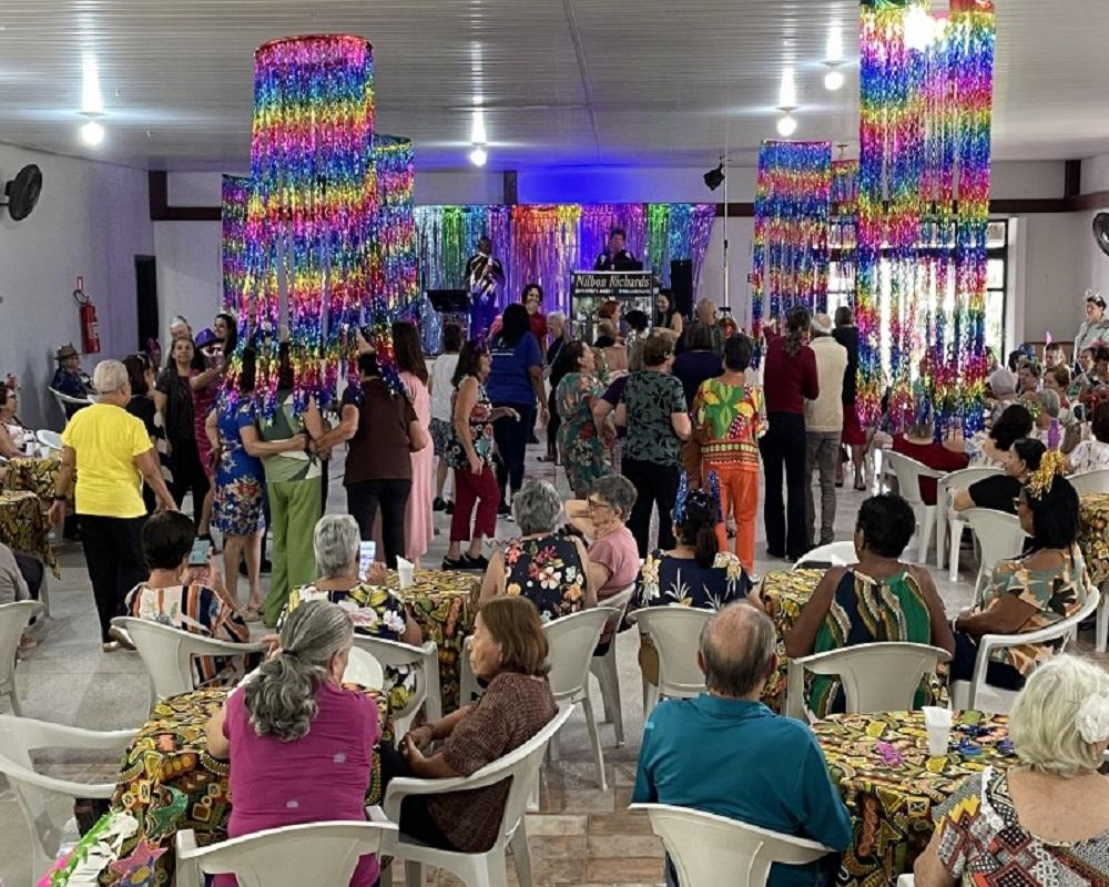 Grupos da terceira idade retomam atividades com baile de Carnaval