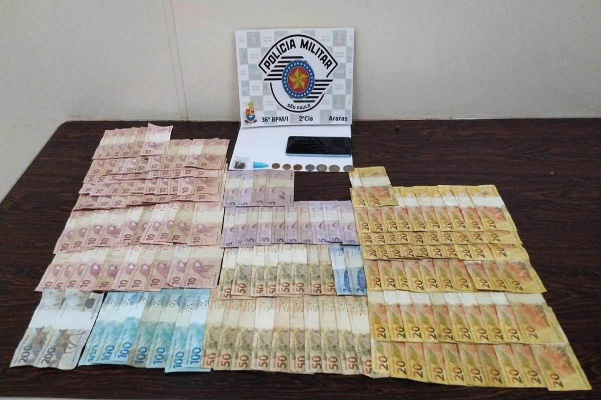 HOMEM É CONDUZIDO À DELEGACIA APÓS FISCALIZAÇÃO DE TRÂNSITO EM ARARAS SP