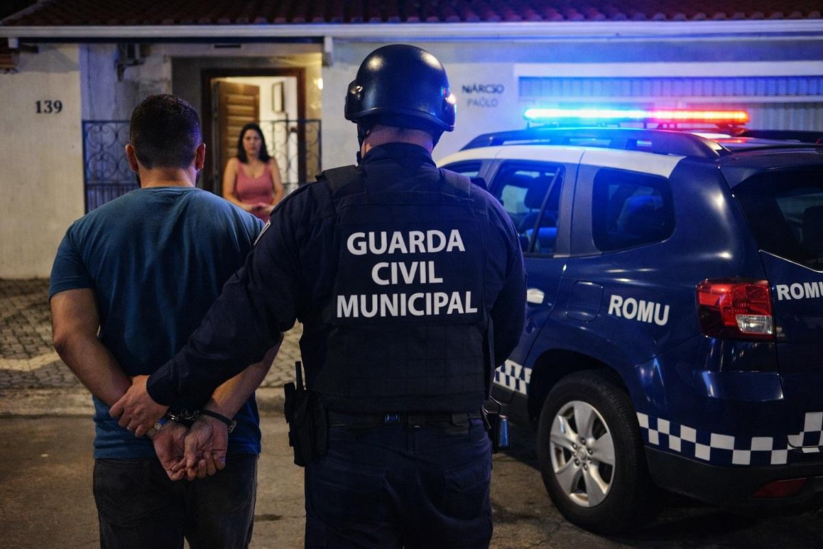 HOMEM É PRESO EM FLAGRANTE POR VIOLÊNCIA DOMÉSTICA NO BAIRRO NARCISO GOMES, EM ARARAS