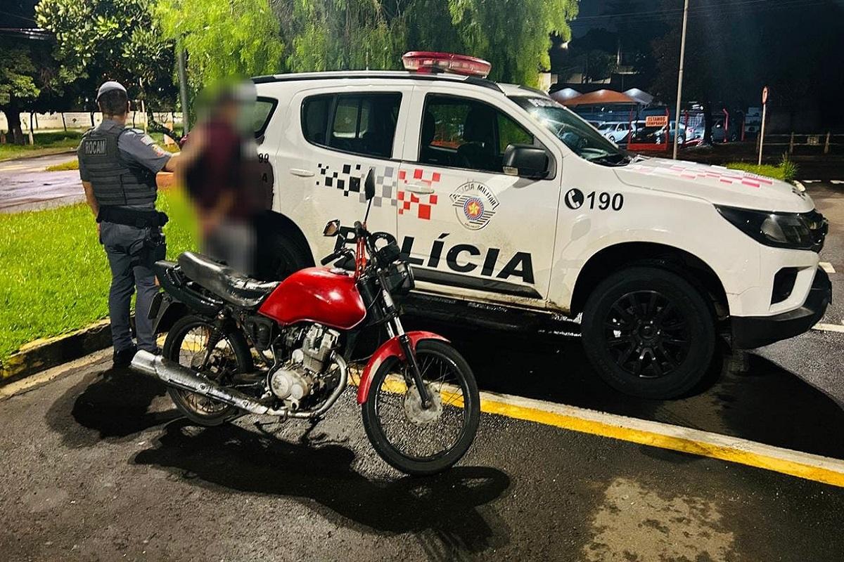 ROCAM APREENDE MOTOCICLETA ADULTERADA NO PARQUE TIRADENTES, EM ARARAS