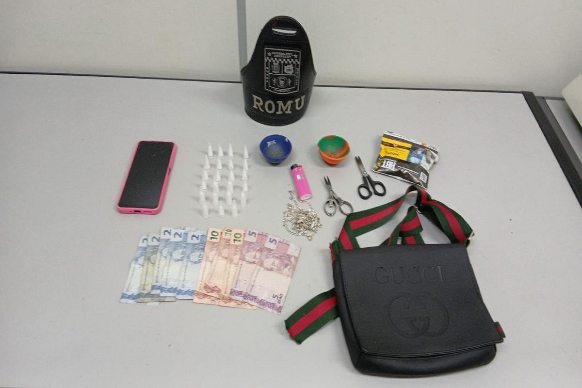 SUSPEITO É DETIDO COM DROGAS ENTERRADAS EM ÁREA VERDE NO PARQUE TIRADENTES