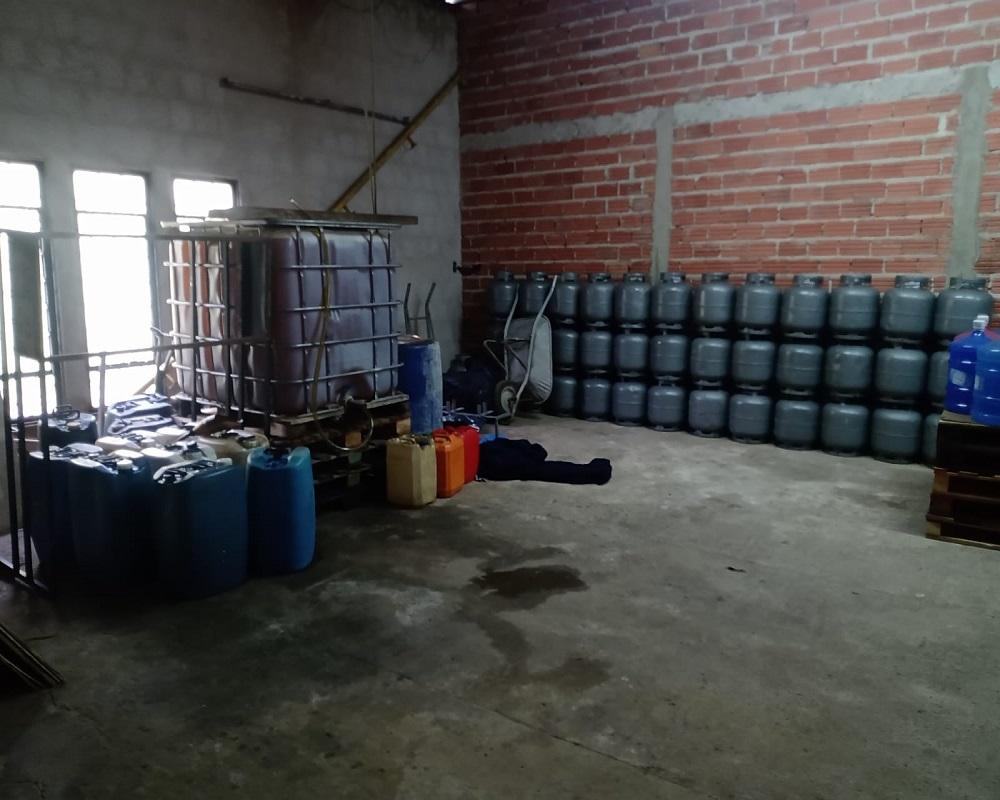 HOMEM É PRESO POR ARMAZENAR DIESEL E GÁS DE COZINHA DE FORMA IRREGULAR EM PIRASSUNUNGA