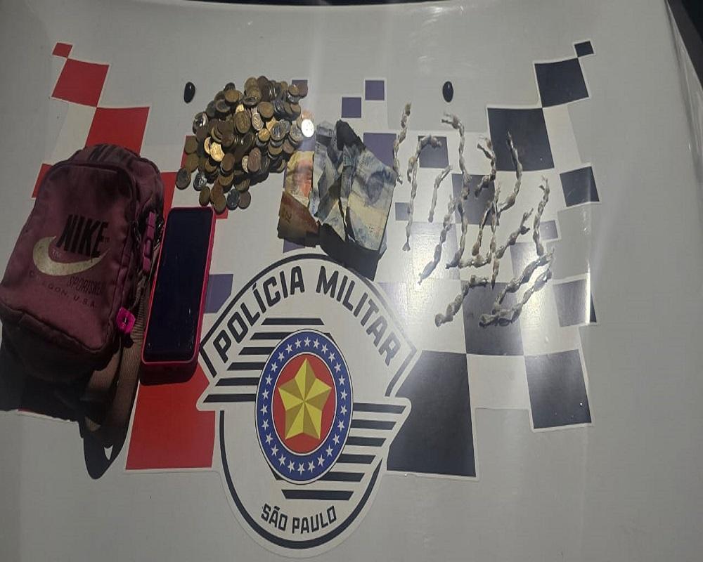 MULHER É PRESA COM 77 PEDRAS DE CRACK PRÓXIMO À LINHA FÉRREA EM LIMEIRA SP