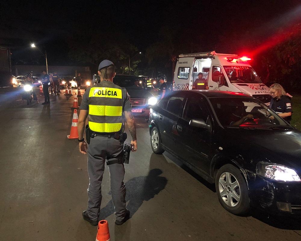 Operação Direção Segura autua 27 motoristas e prende procurado da Justiça em Leme SP