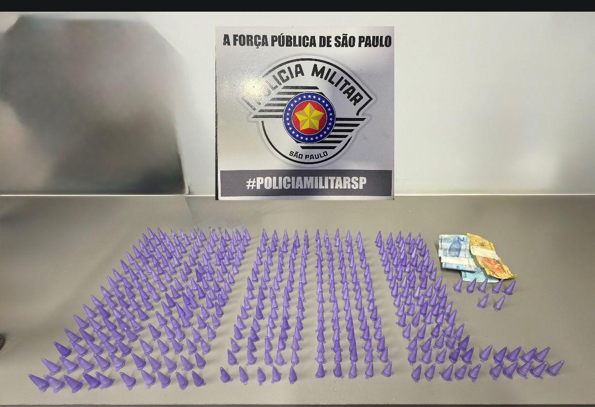 POLÍCIA MILITAR PRENDE HOMEM POR TRÁFICO DE DROGAS E APREENDE MAIS DE 400 PORÇÕES DE COCAÍNA EM LEME