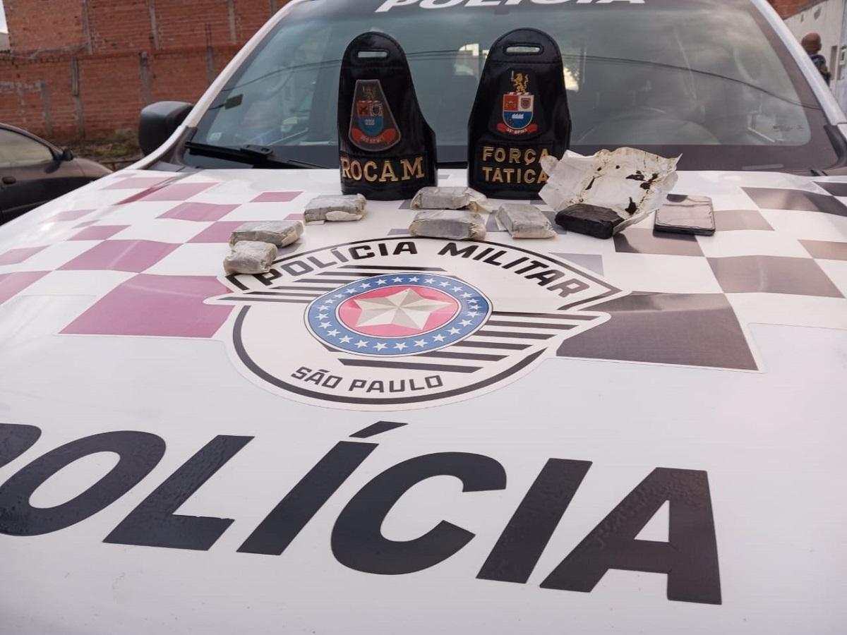 POLÍCIA MILITAR PRENDE PROCURADO E APREENDE DROGAS DURANTE OPERAÇÃO EM ARARAS SP