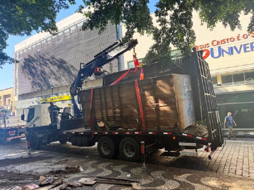 Prefeitura remove estruturas abandonadas em praças e parques